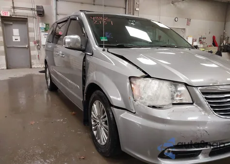 2014 Chrysler Town & Country Touring-L z USA, uszkodzony, nr VIN 2C4RC1CG0ER200113